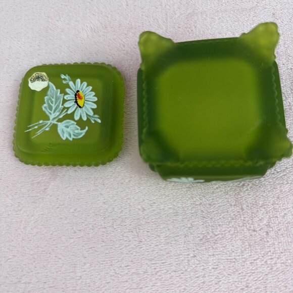 Westmoreland Green Satin Glass Trinket Box Vintage 1970 White Daisy Collectible - Picture 10 of 14